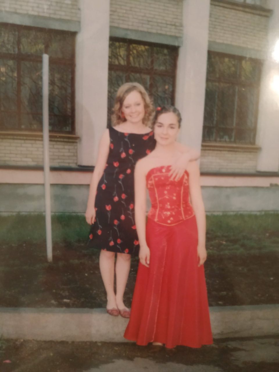 2004 год. Анна (в красном) купила платье в свадебном салоне на улице Кирова, там был отдел с вечерними нарядами