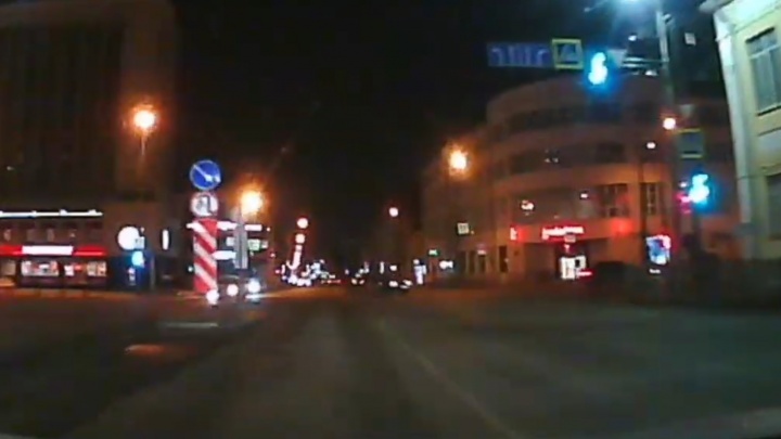 Момент ДТП в центре Екатеринбурга, где BMW разбил такси с пассажирами, попал на запись видеорегистратора