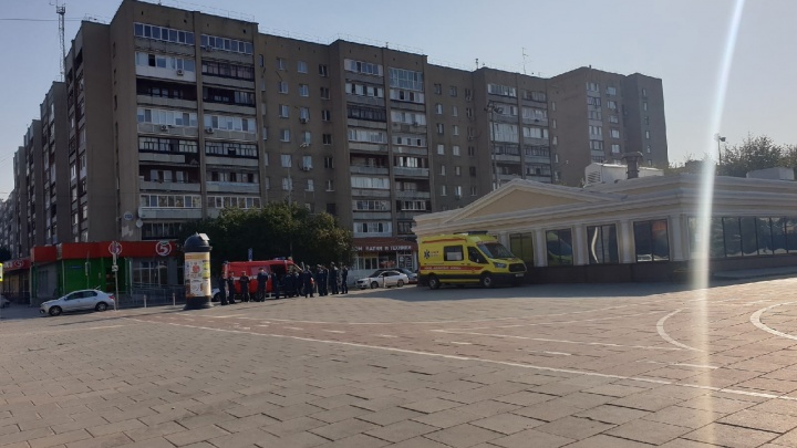 На площади 400-летия Тюмени скопление машин МЧС, въезд и выезд с парковки заблокирован