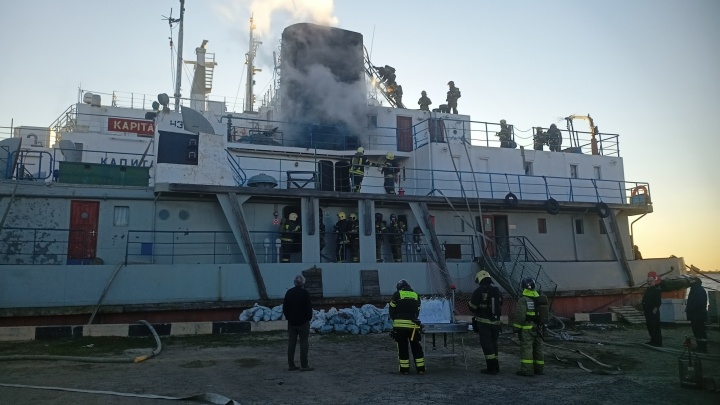 В Архангельске горело судно, производящее очистку нефтесодержащих вод