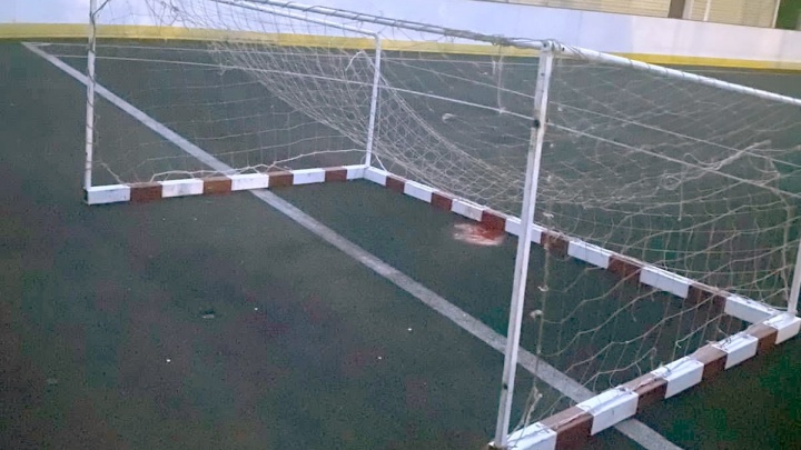 Мальчика, на которого упали футбольные ворота, ввели в искусственную кому