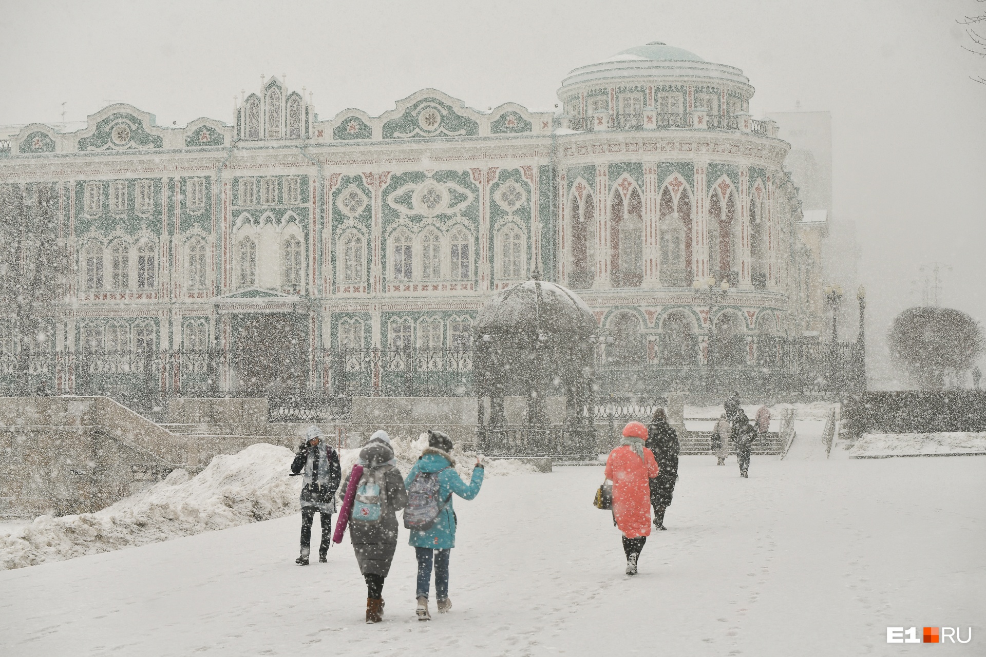 Когда ляжет снег в 2023 году. Снегопад в Екатеринбурге. Метель в Москве. Снег в Украине. Ветер и снег в Екатеринбурге.