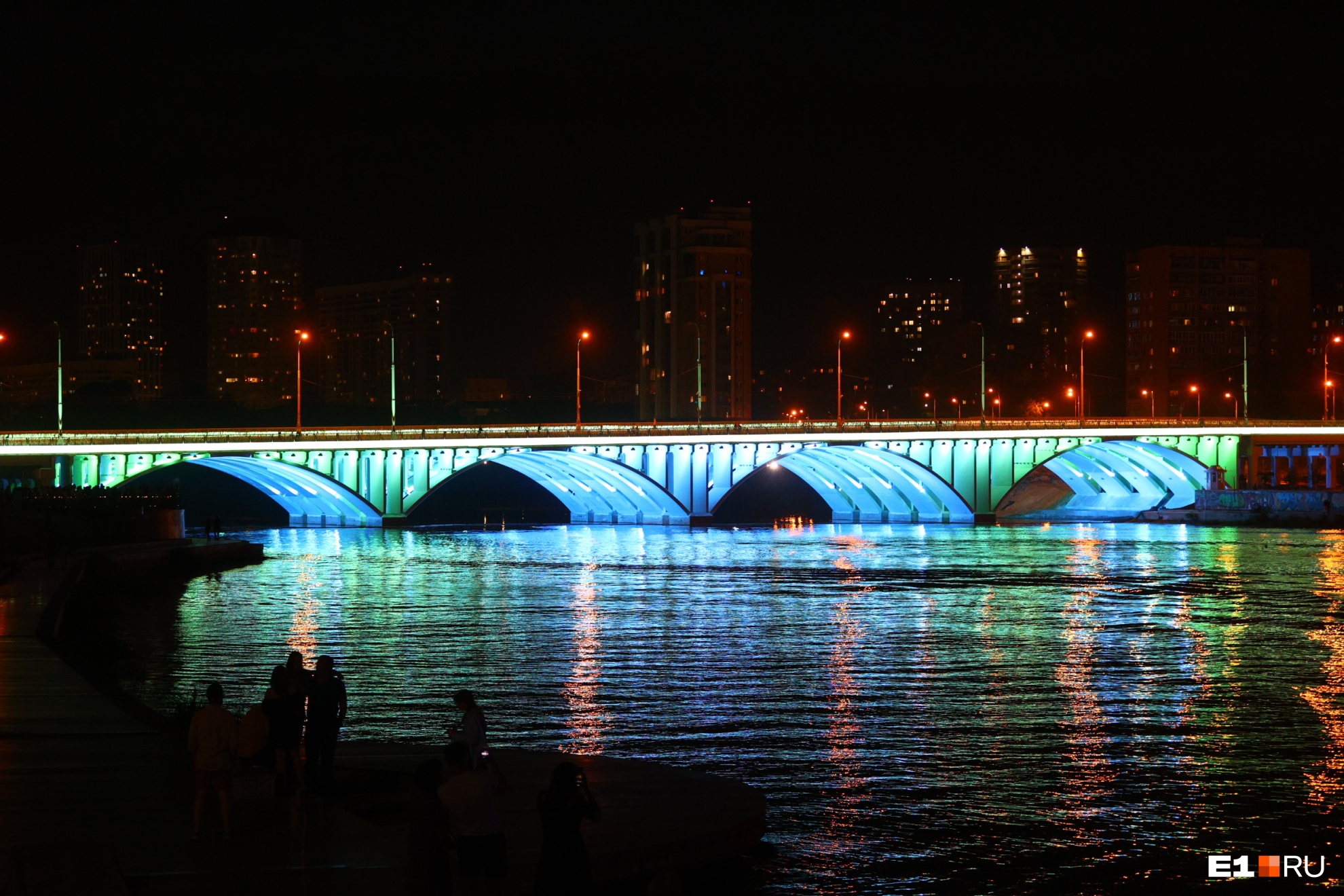 На Макаровском мосту впервые покажут лазерное шоу: прямой эфир
