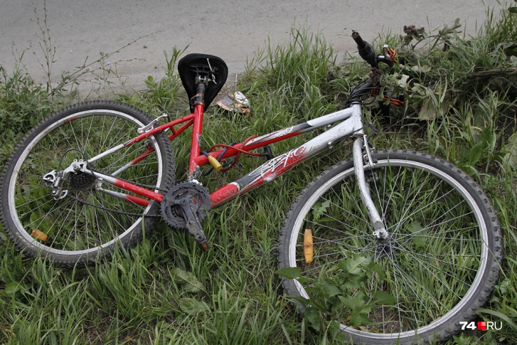 Велосипедист стал жертвой случайного прохожего