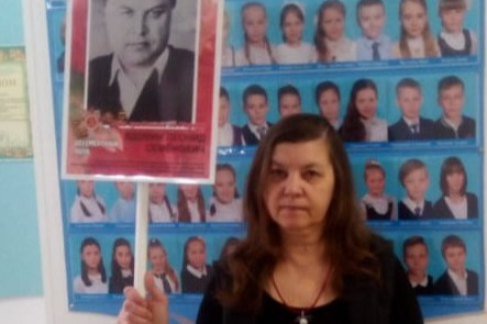 Выпускница школы № 77 в Омске с портретом Леонида Вдовина Выпускница школы № 77 в Омске с портретом Леонида Вдовина