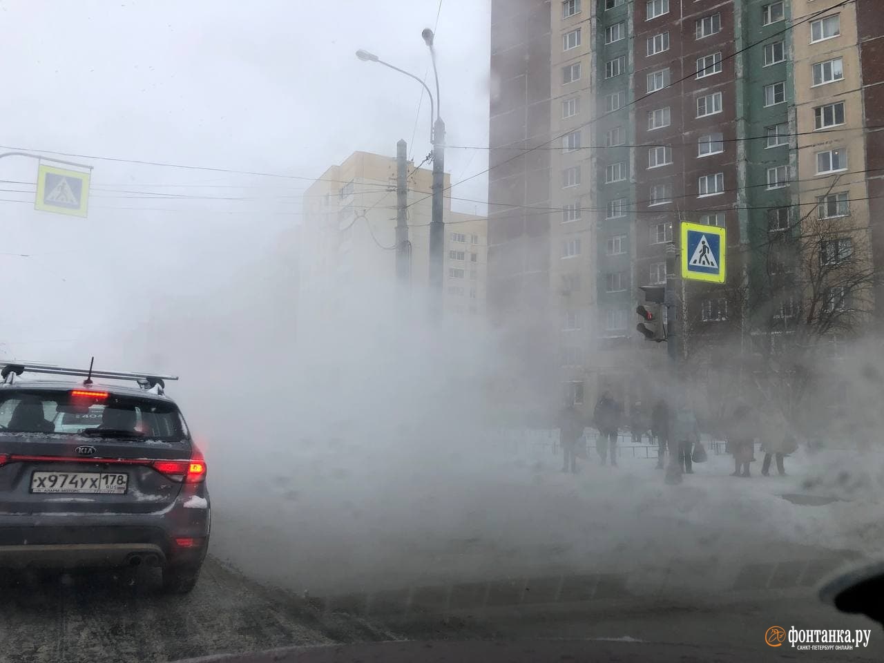 На юго-западе Петербурга прорыв — водители едут прямо в лужу кипятка