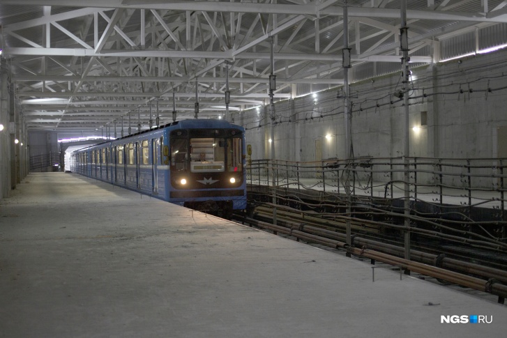На станции уже есть крыша и перроны, которые могут видеть пассажиры проезжающих поездов метро