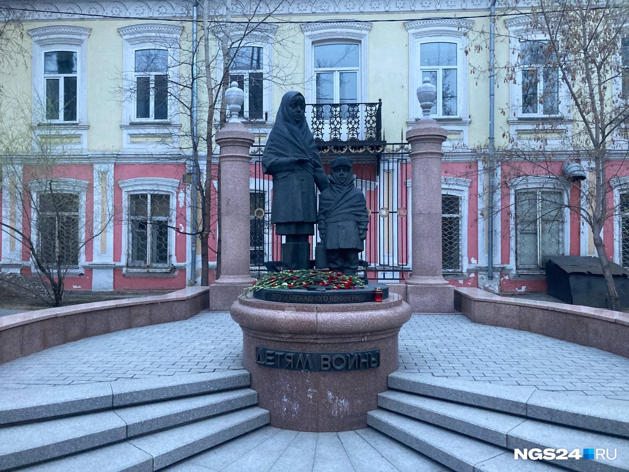 Памятник открыли в 2005 году Памятник открыли в 2005 году