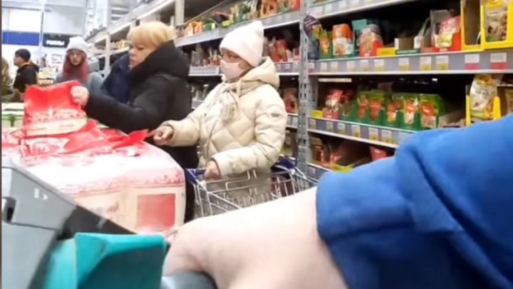 Сметают моментально: появилось видео, как люди в супермаркете набрасываются на сахар во время привоза