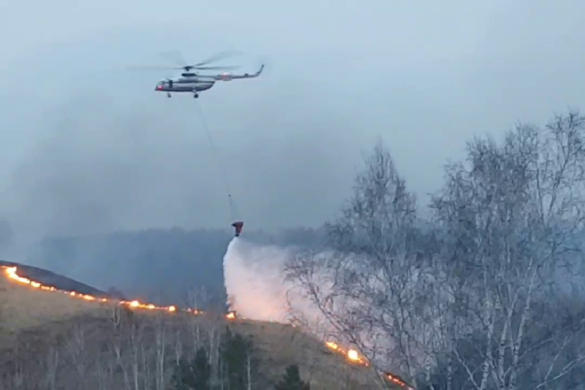 Поджог вертолета новости. Пожар в Красноярске. Пожар вокруг. Вертолет тушит пожар. Пожар Красноярск с вертолета.