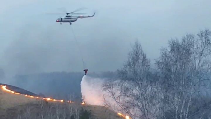 Пожары вокруг дачных массивов под Красноярском потушили с помощью вертолета