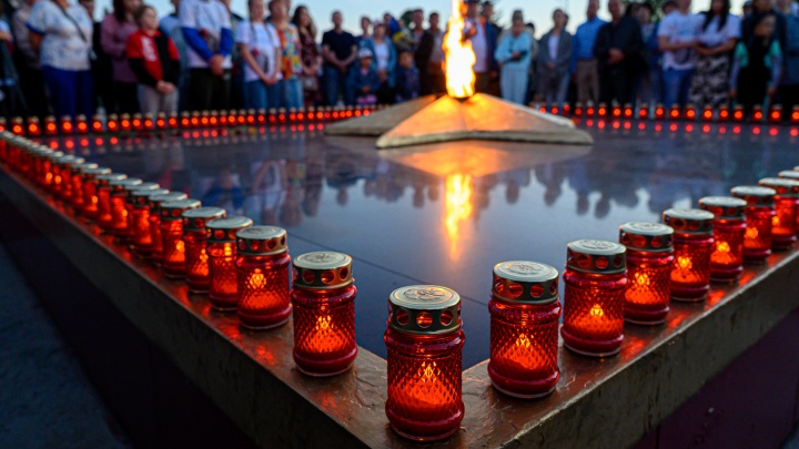 «Свечу памяти» зажгли читинцы у Вечного огня накануне Дня памяти и скорби — фоторепортаж с мемориала
