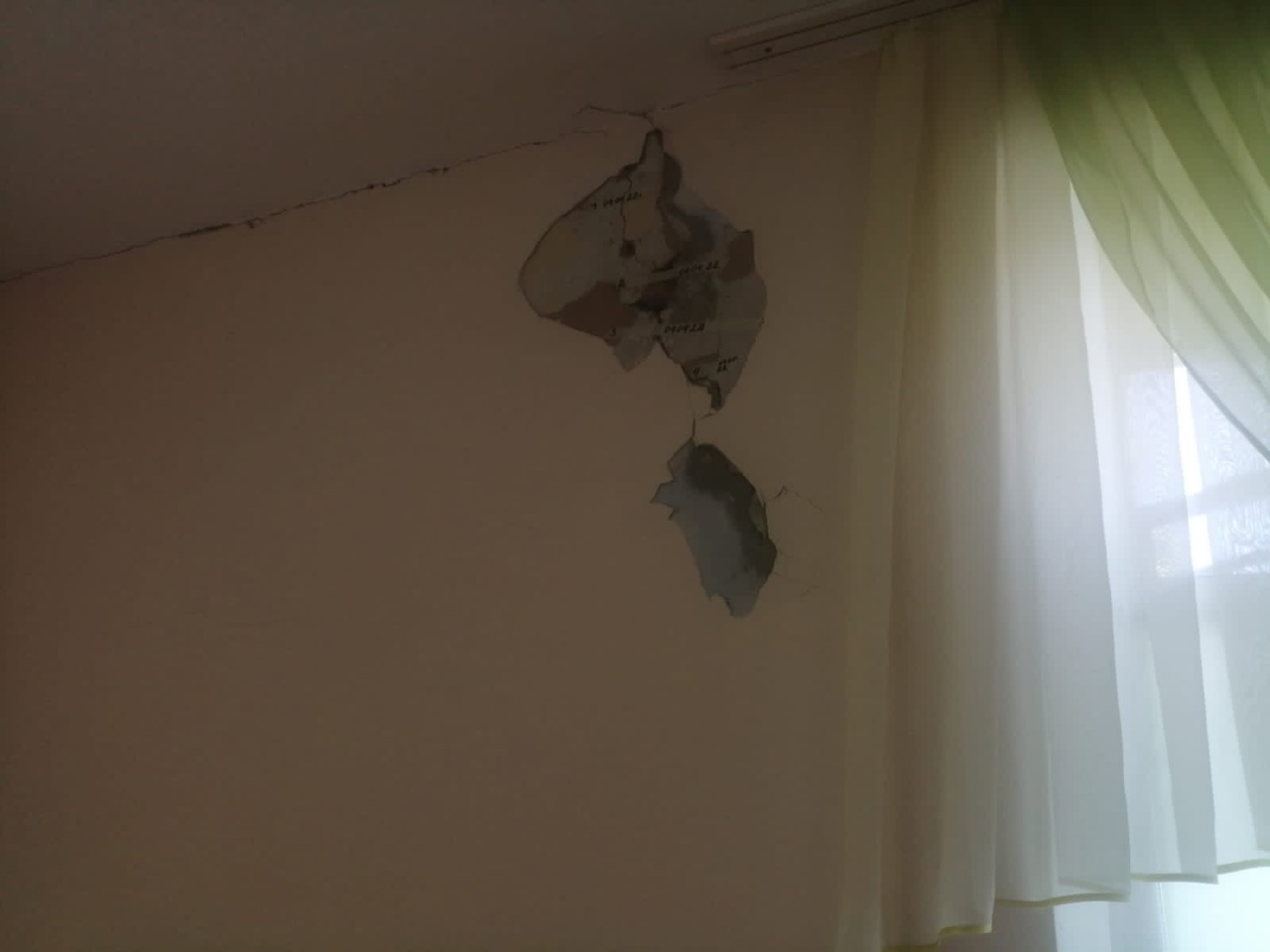 Находится в этом здании опасно Находится в этом здании опасно