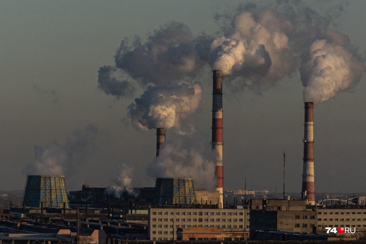 Заводские трубы продолжают дымить, но, по словам губернатора, воздух в Челябинске стал лучше