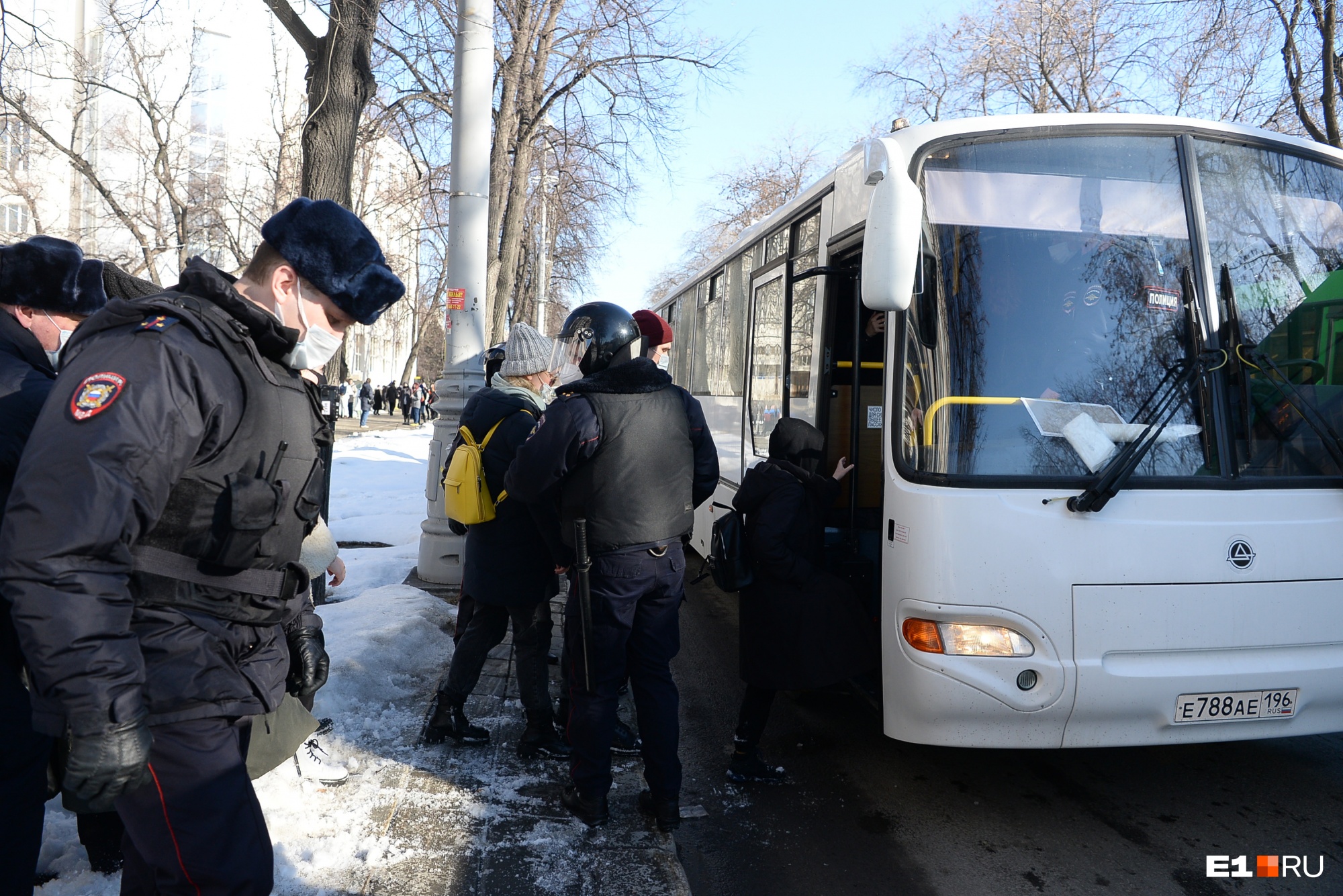 «Привозили целый автобус, но люди не влезли»: во время пикета в Екатеринбурге задержали десятки человек