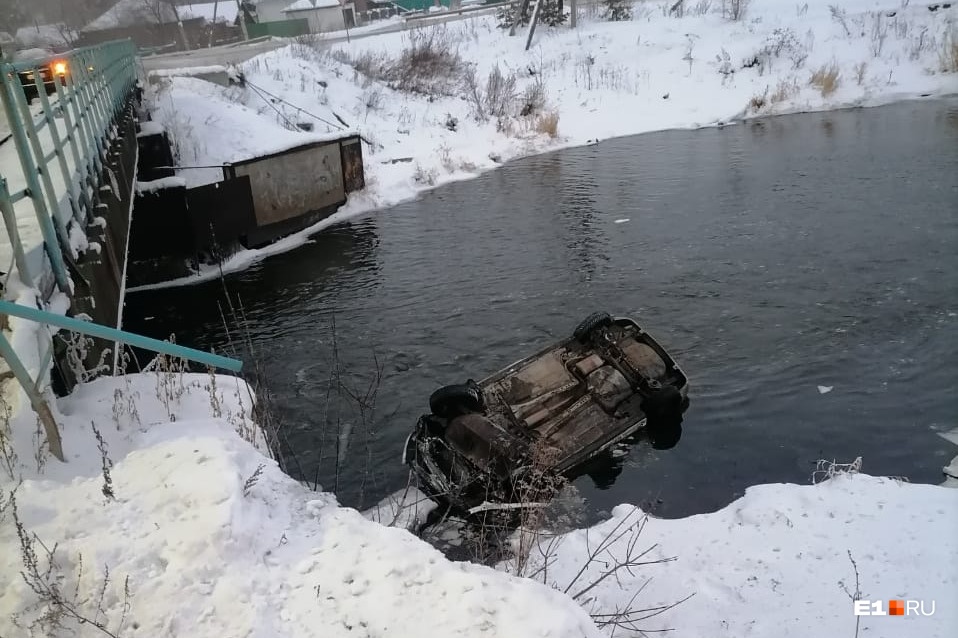 На Урале машина вылетела с моста и сорвалась в реку
