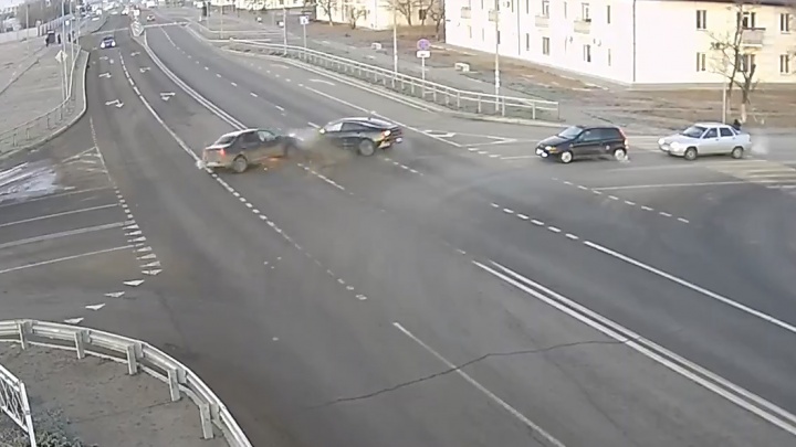 Не стала уступать дорогу: в Волгограде напротив аэропорта автомобилистка на Renault Logan протаранила Kia