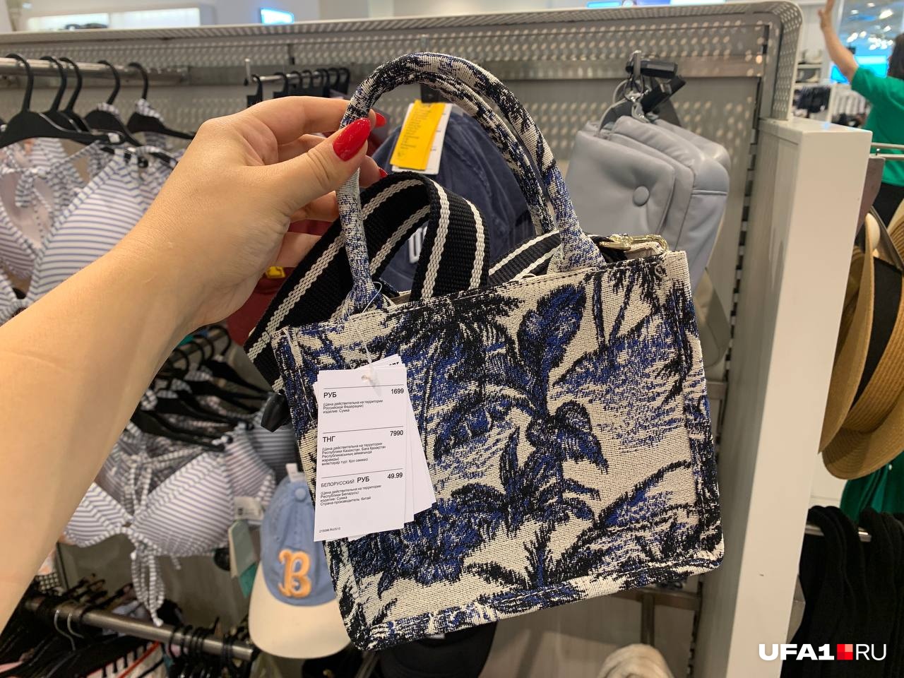 В H&M можно купить сумку, похожую на известный люксовый бренд