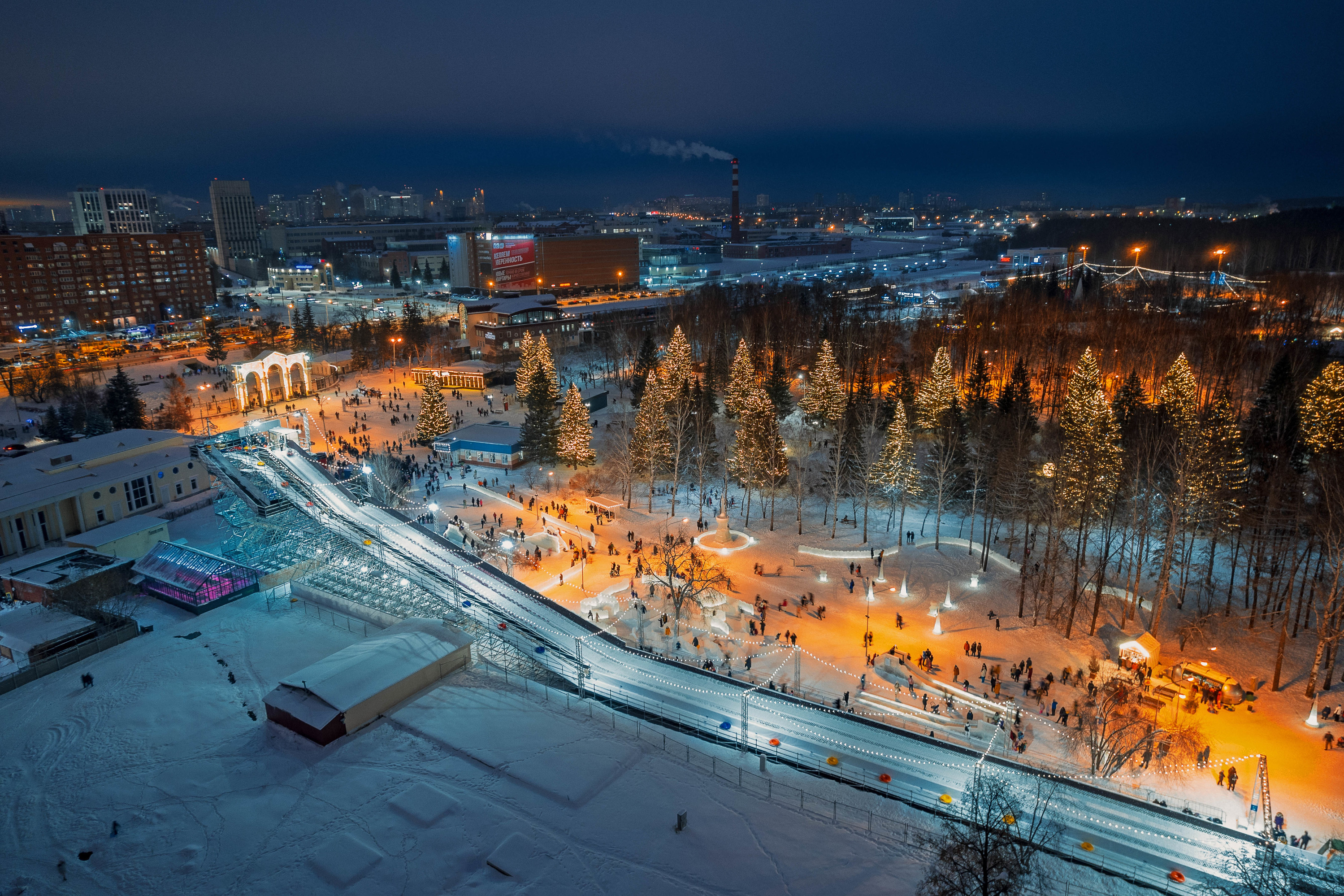 Зимний екатеринбург. Парк Маяковского Екатеринбург 2022. Горка в парке Маяковского Екатеринбург 2022. Парк Маяковского Екатеринбург зимой 2022. Каток парк Маяковского Екатеринбург 2022.