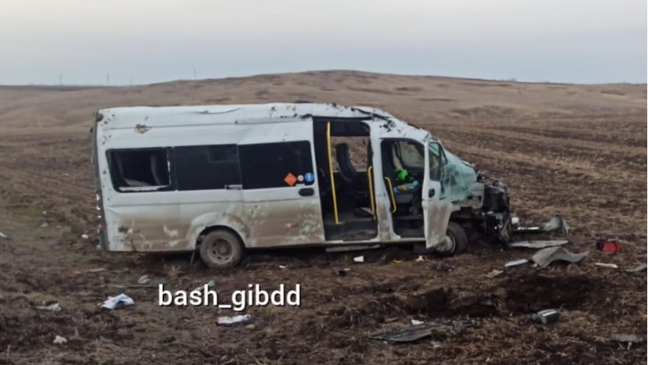 В Башкирии перевернулся автобус с 19 пассажирами. У него могло лопнуть колесо