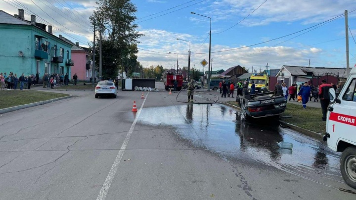 Шесть человек пострадали в Черемхово во время аварии легковушки и грузовика