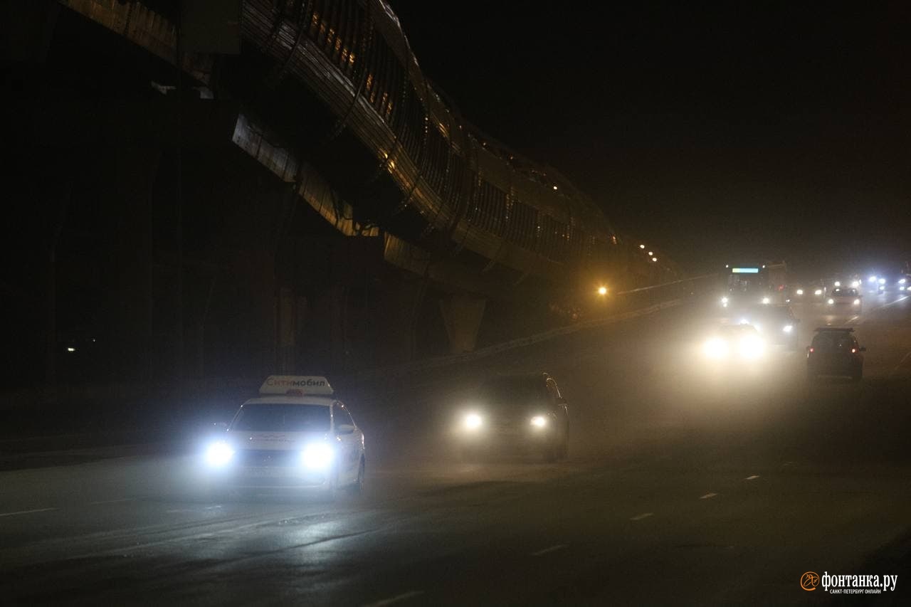 На дорогах Петербурга заметили пылевые облака, машины едут сквозь «завесу»