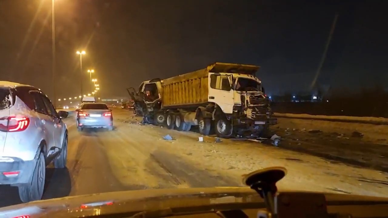 2015 год происшествия. Авария 3 грузовика на КАД. Ночное ДТП на кольцевой в СПБ.