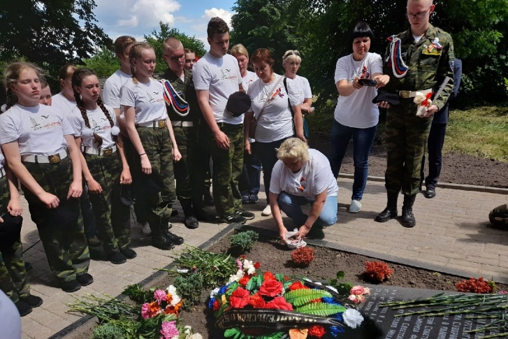 Дети учатся маршировать, поют орлятские песни и увековечивают память погибших в годы Великой Отечественной войны