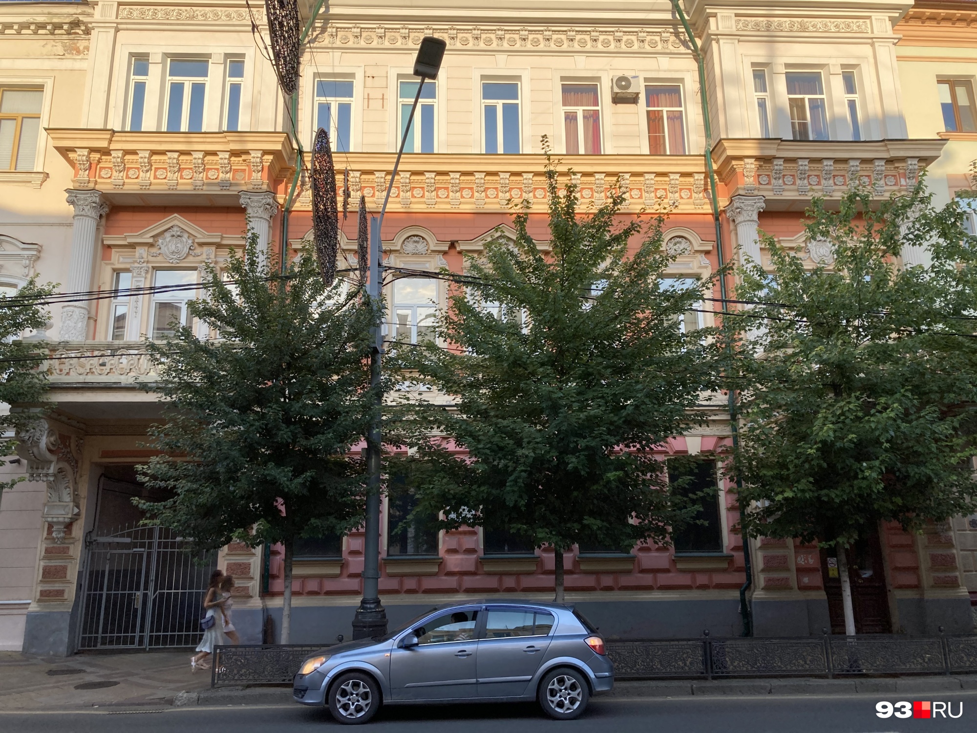 Здание, известное как дом со львами, находится в начале улицы Красной