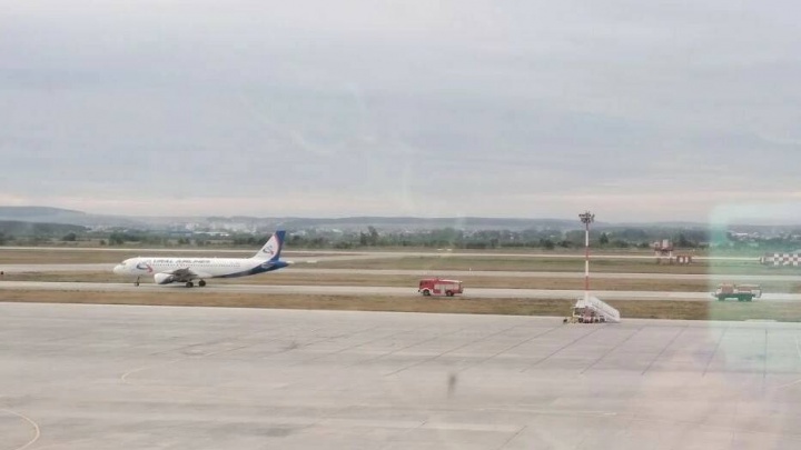 Самолет Екатеринбург — Сочи вернулся в аэропорт сразу после взлета из-за неисправного шасси