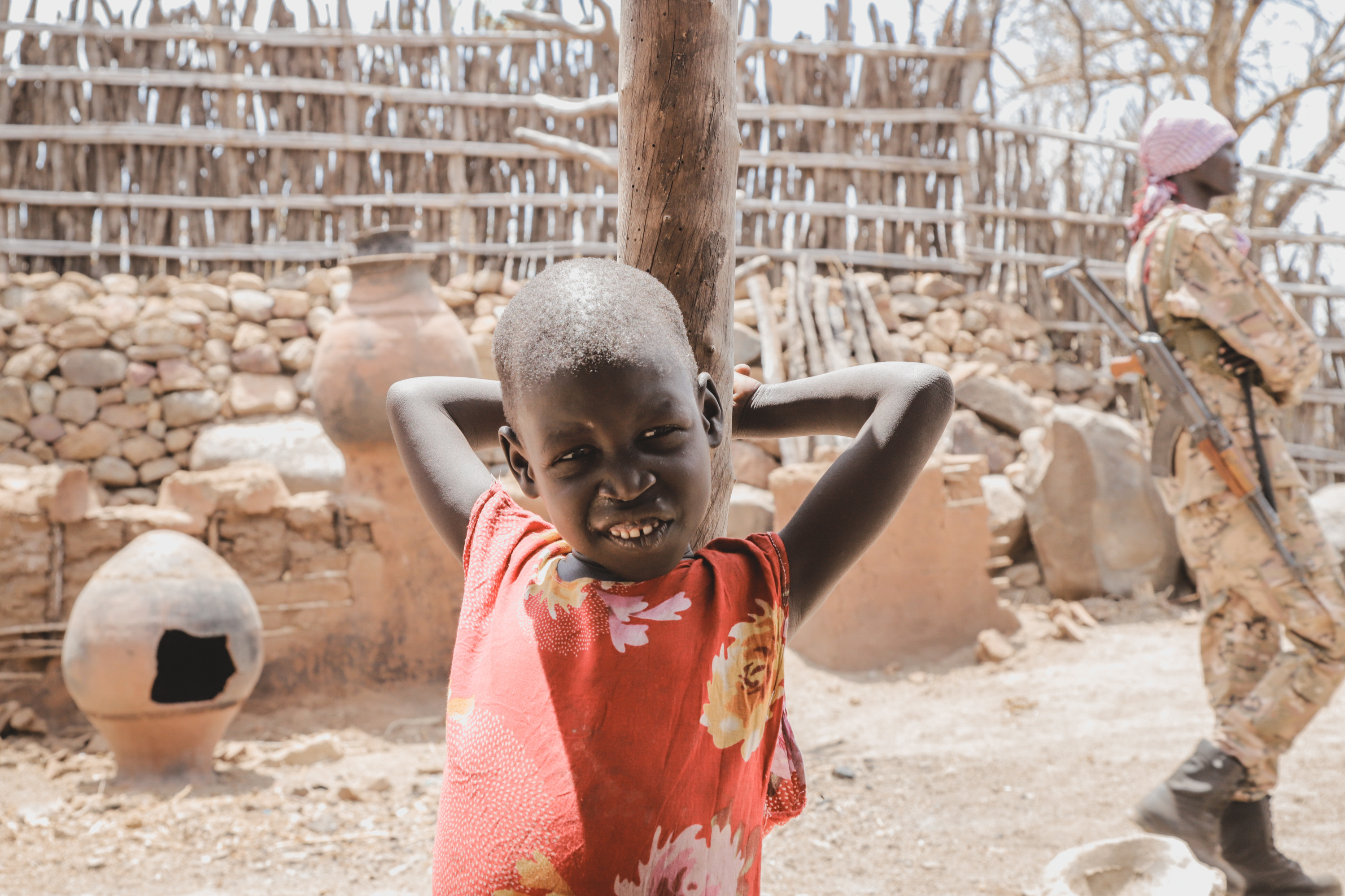 «Воды нет, зато есть автоматы и прививки от ковида». Екатеринбуржец — о жизни племен в Южном Судане
