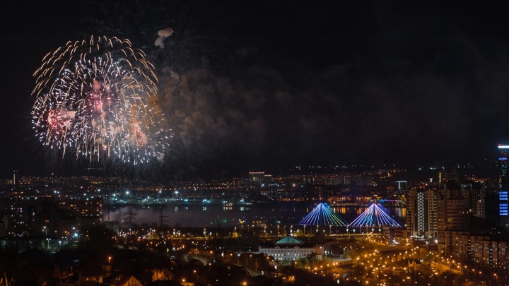 В Красноярске запустили эффектный фейерверк на 1 Мая: публикуем самые яркие кадры