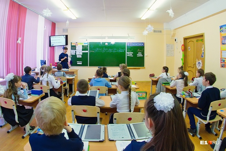 В Екатеринбурге отстранили от работы 32 педагога