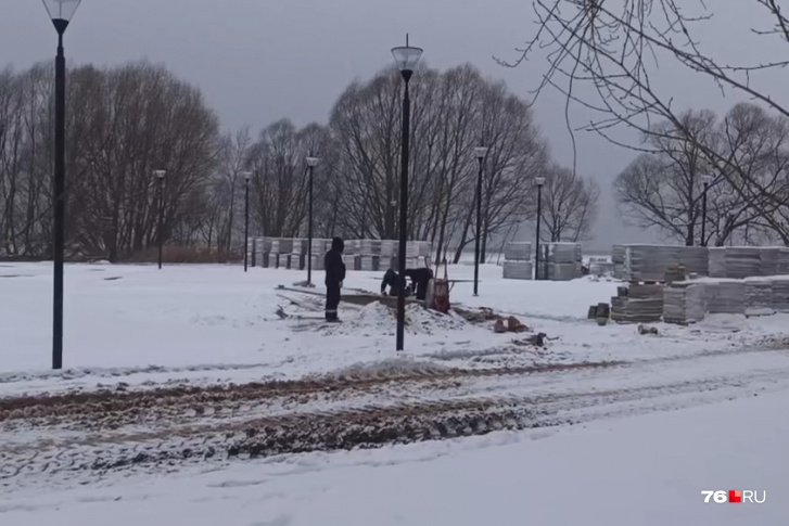 Снег и мороз не стали причиной для остановки работ на городском пляже в Переславле-Залесском