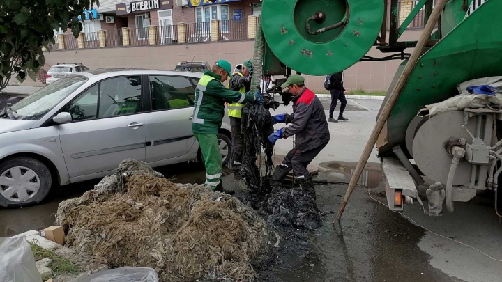 В Тюмени из канализации вытащили 20 тонн тряпок и мангал
