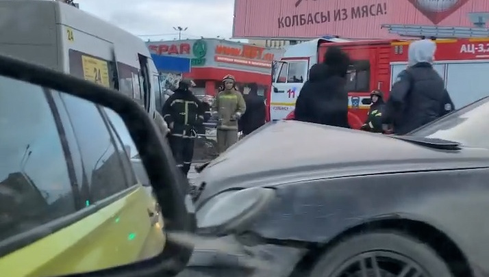 В Челябинске маршрутка столкнулась с легковушкой. На место ДТП примчались три скорых и МЧС