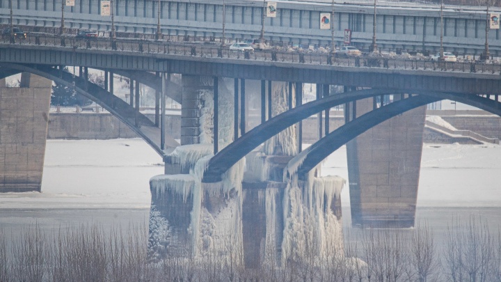 В СГК рассказали, когда устранят дефект, из-за которого замерзла опора Октябрьского моста
