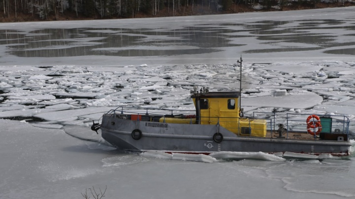 Две девочки гуляли по льду в Канске и провалились в воду. Их ищут полиция и спасатели