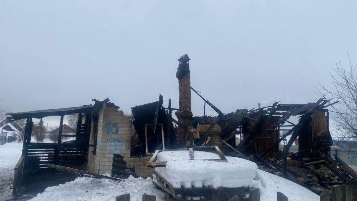 Выпрыгивали из окон, чтобы спастись: семья из Ярославской области попала в больницу после страшного пожара