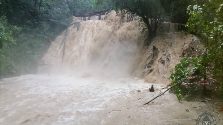 В сочинском нацпарке из-за непогоды закрыли маршрут «33 водопада» и экотропу «Ажек»