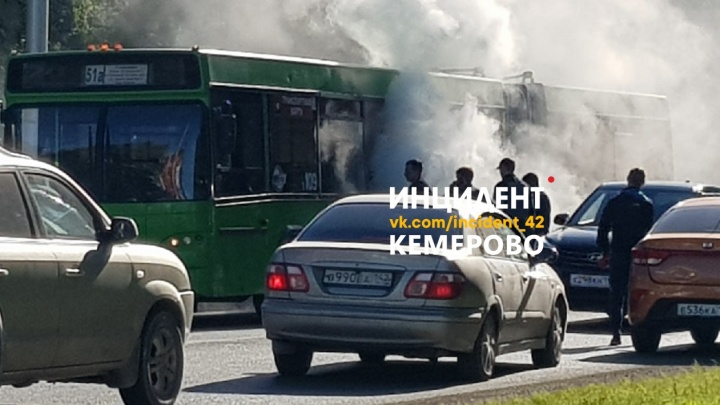 В Кемерове на ходу задымился автобус с пассажирами: рассказываем, что случилось