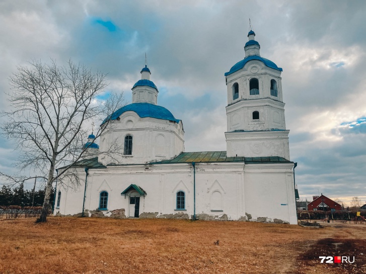 В деревне есть красивая старинная церковь. Если приблизиться, можно заметить обшарпанный фасад и выгоревшую краску. Пока здание не работает В деревне есть красивая старинная церковь. Если приблизиться, можно заметить обшарпанный фасад и выгоревшую краску. Пока здание не работает