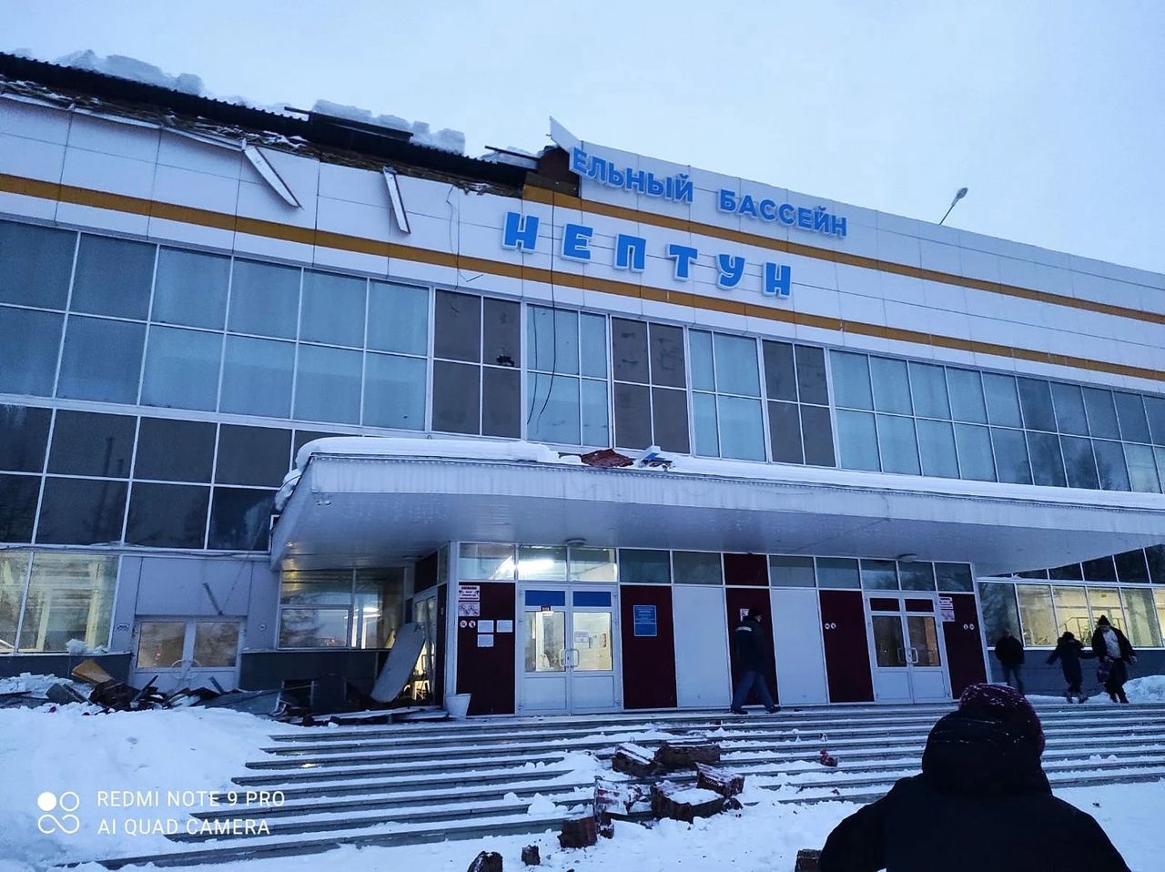 На Урале из-за скопившегося снега обрушилась крыша бассейна
