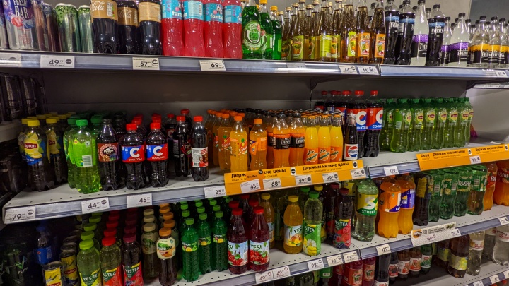 В Казани с полок пропали Coca-Cola, Fanta и Sprite. Разбираемся, откуда везут импортозамещенные напитки