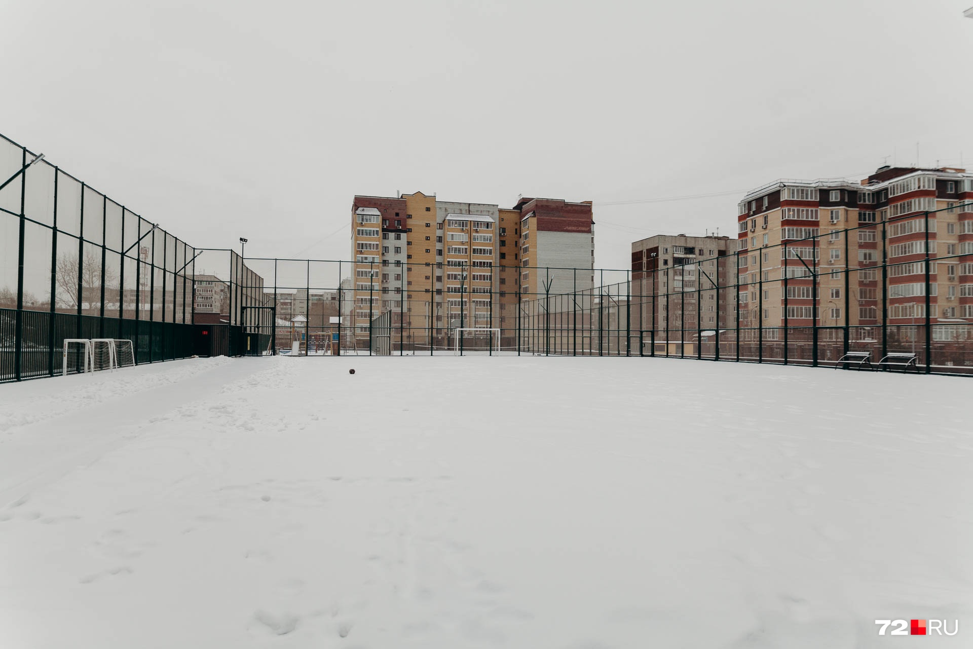 На крыше паркинга — большое футбольное поле, теннисный корт, площадка для детей постарше. Там же обустроена площадка street workout — для тренировок на свежем воздухе На крыше паркинга — большое футбольное поле, теннисный корт, площадка для детей постарше. Там же обустроена площадка street workout — для тренировок на свежем воздухе