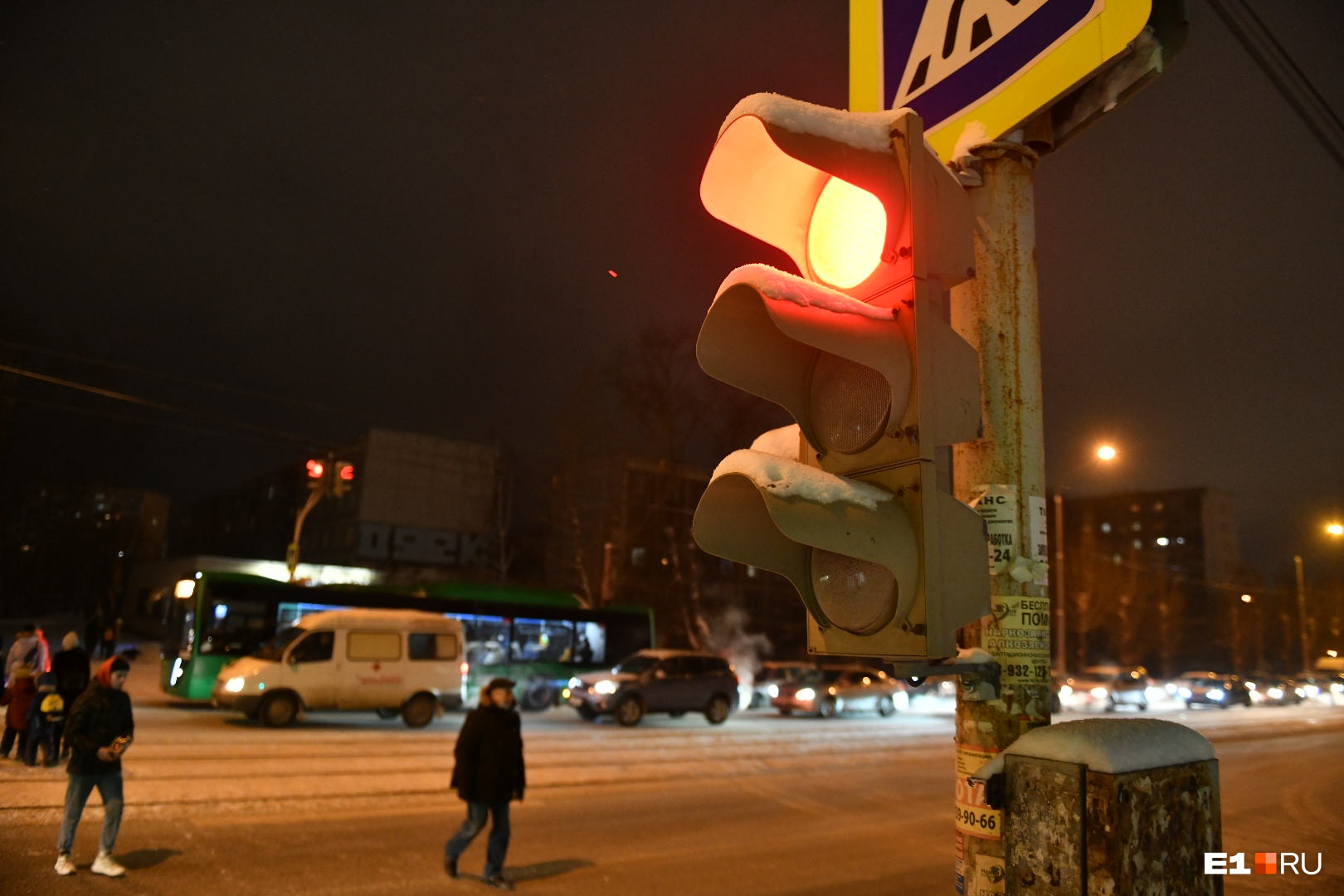 На одной из главных улиц ВИЗа, где часто сбивали пешеходов, наконец поставили светофор