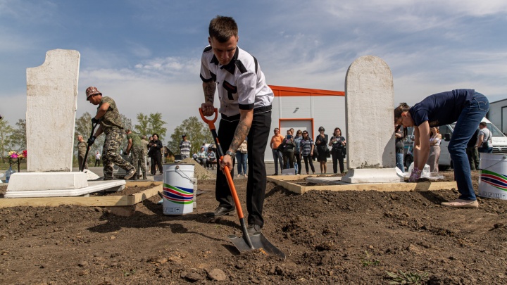 Конкурс по украшению могил прошел в Новосибирске — победителю досталось 20 тысяч рублей. Фоторепортаж
