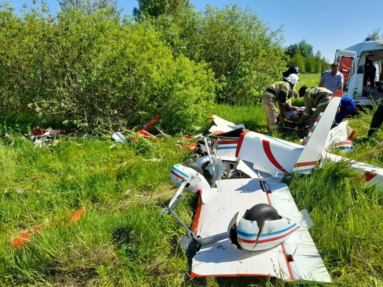 Самолет серьезно пострадал, его обломки разлетелись на десятки метров