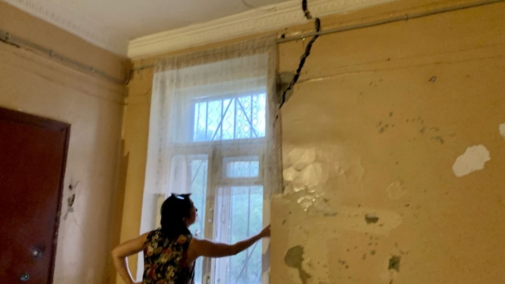 «Потолок крошится на голову»: жильцы дома на Первомайской боятся там жить из-за трещин