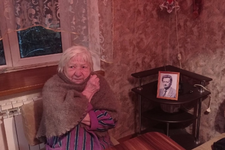 Людмила Синявская ходит по дому в куртке, платке и шубе и ждет коммунальщиков